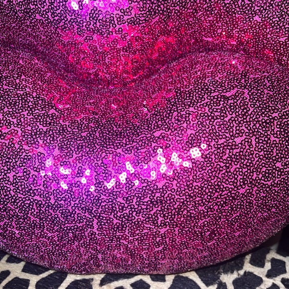 Luscious Lips sequined decorative pillow - Picture 10 of 10